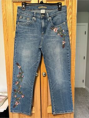 Z. Cavaricci Blue Embroidered Ankle Jeans size 10  mid rise.